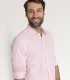 CAMISA CON TEJIDO SEERSUCKER Y RAYAS.