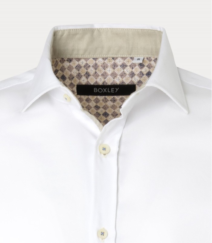 Camisa blanca con detalles