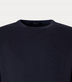 Jersey con detalle en el cuello.