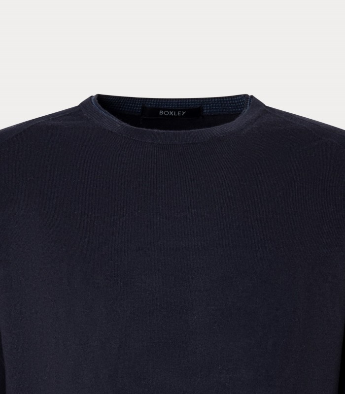 Jersey con detalle en el cuello.